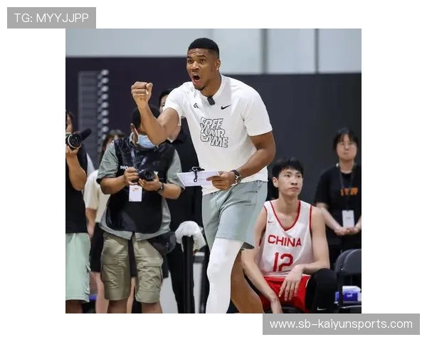 字母哥被拍在乡村小店吃传统美食，平民形象圈粉